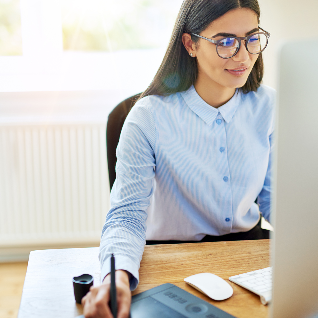 Frau sitzend vor einem Computer