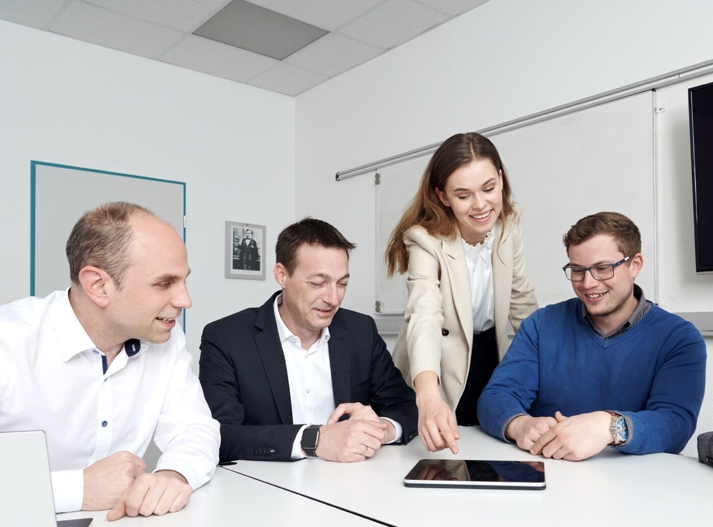 Workshop mit 4 Mitarbeitenden vor Tablett
